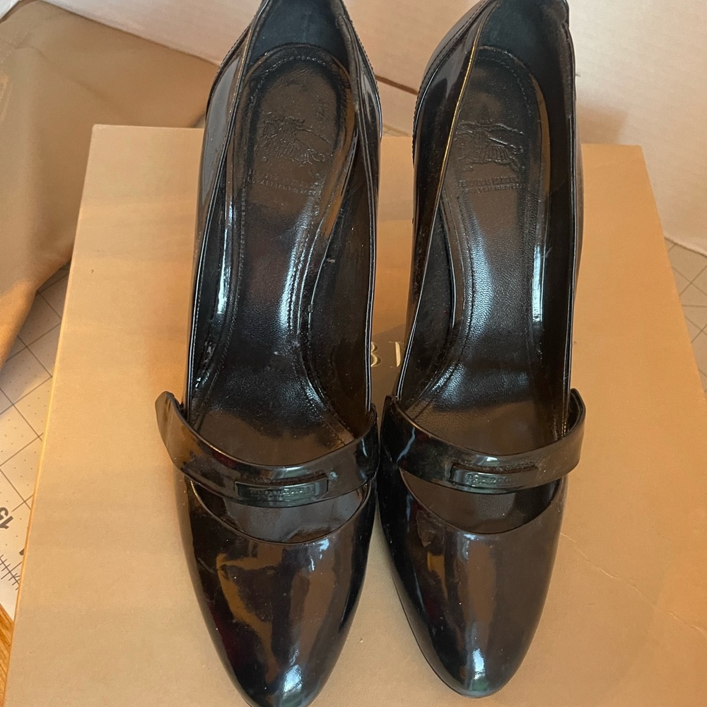 Burberry ladies pump. Size 401/2. Never used.